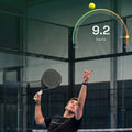 Jugador de pádel rematando con PadelPlay y el factor de juego 9.2 en la app