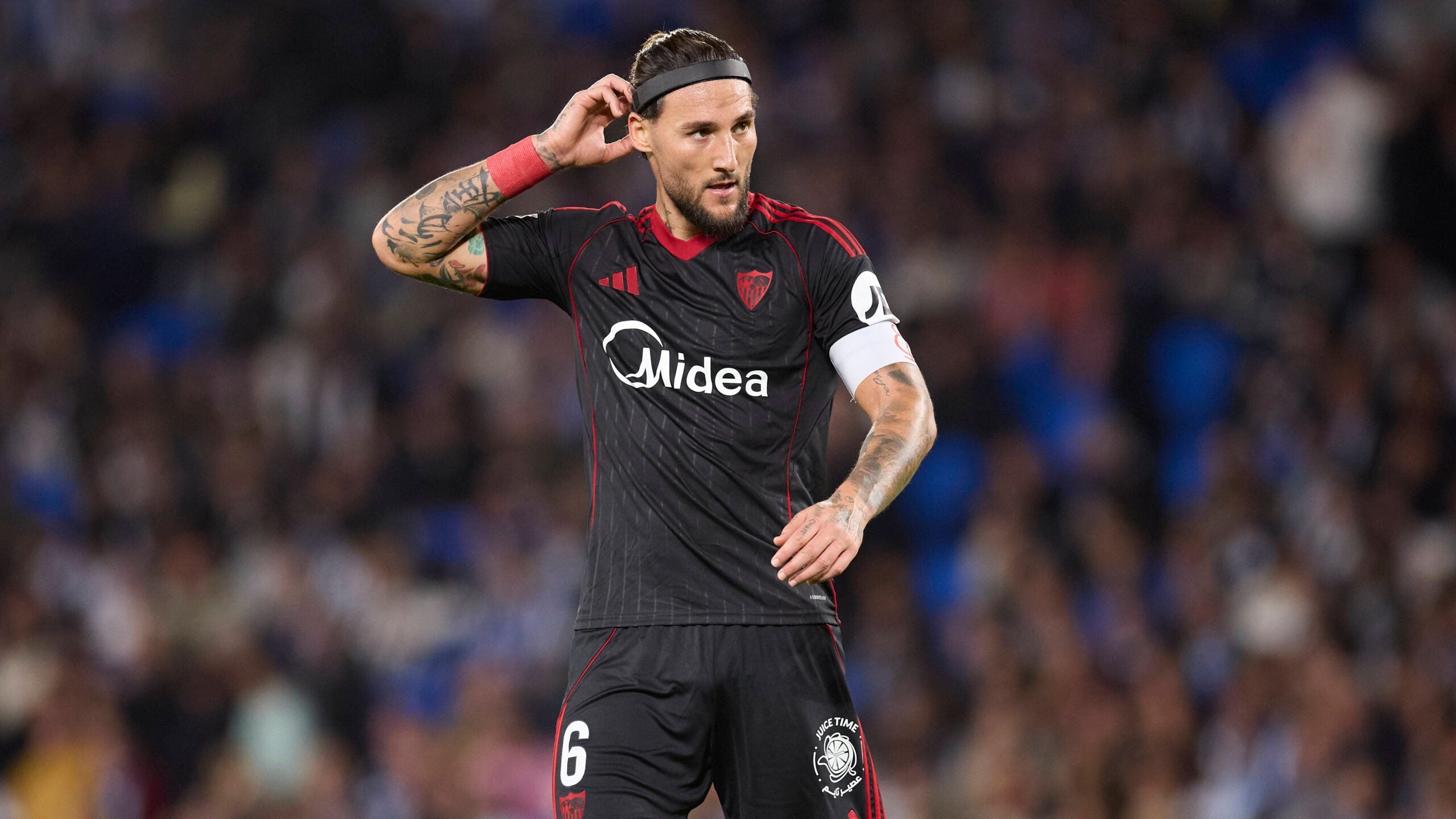 Gudelj en LaLiga con banda Proteckthor